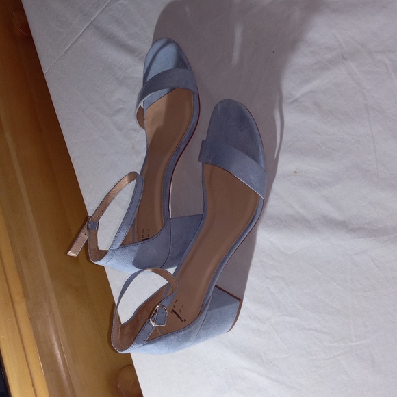 a.n.d.e.a.w.y....Great blue heeled dress/casual sandal, size 11 - Picture 4 of 5